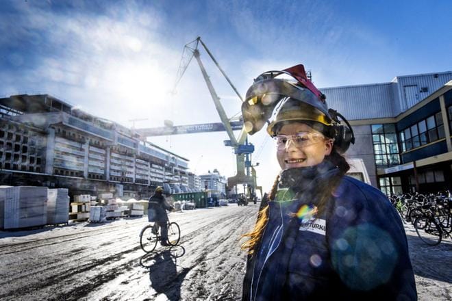 Emilia Laine kouluttautuu levyseppähitsaajaksi telakan omassa oppilaitoksessa. Hän toteaa, että työ on hyvin fyysistä, minkä vuoksi se ei sopisi kaikille. Laine kuitenkin kokee liikkuvan työn omakseen. KUVA: Marttiina Sairanen