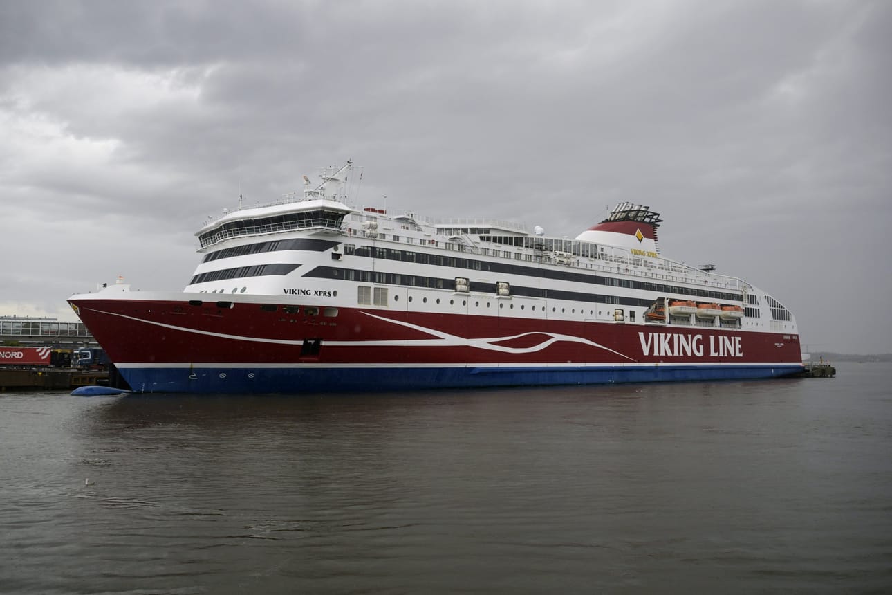 Helsingistä Tallinnaan kulkevan Viking Xprs -matkustajalaivan lähtö viivästyi tilanteen vuoksi viisi ja puoli tuntia.