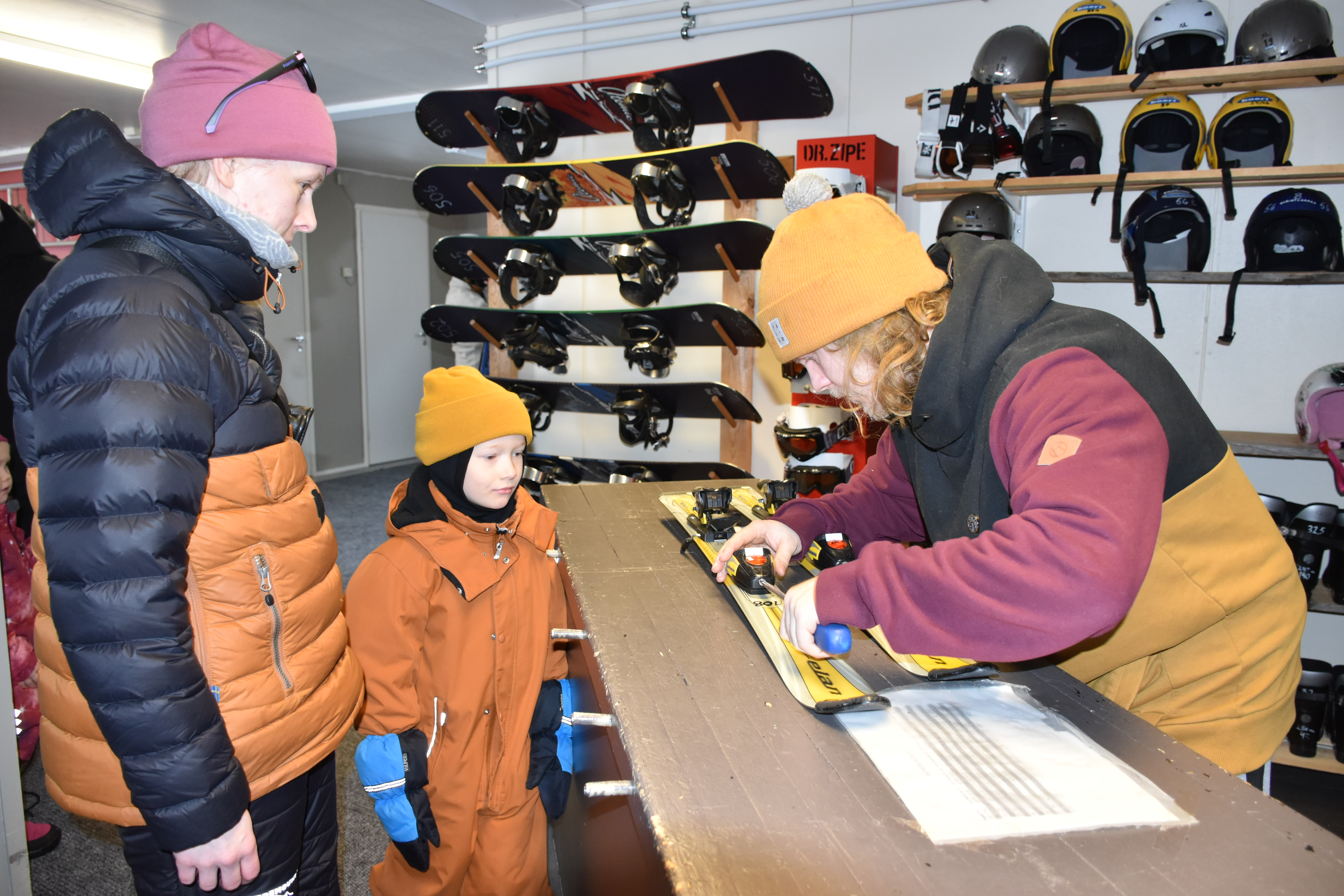 Lasketteluopetus veti lapsiperheitä Kirikeskuksen talviriehaan – 6-vuotias Eemi pääsi kokeilemaan ensimmäistä kertaa laskettelua