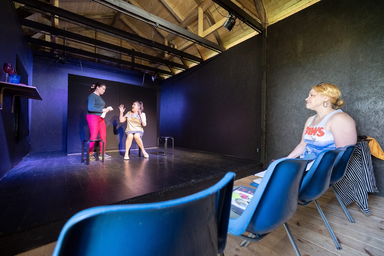 Kaaoksen näyttämöharjoitusten tiimellyksessä näyttelijät Ulla-Maija Aaltomaa (vas.) ja Riitta Candelin sekä ohjaaja Sini-Sisko Calamnius.