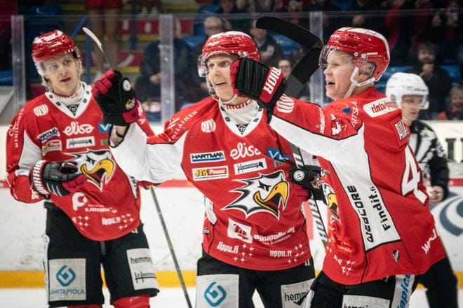 Tony Sund (vas.), Tomi Körkkö ja Aleksi Ainali juhlivat rankkarikisan jälkeen. KUVA: OSKU PIENIMÄKI / ESA SILTALOPPI MEDIA