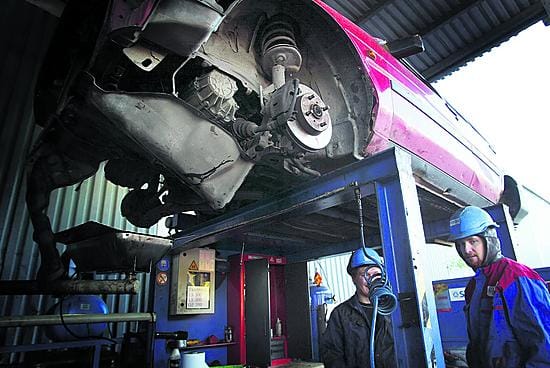 Kahden tonnin punnus jysähtää Corollan päälle Stena-metallin Ruskon romukentällä ja tekee autosta sopivan lättänän kuljetettavaksi Etelä-Suomeen, jossa se muuttuu kierrätettäväksi metallirouheeksi.