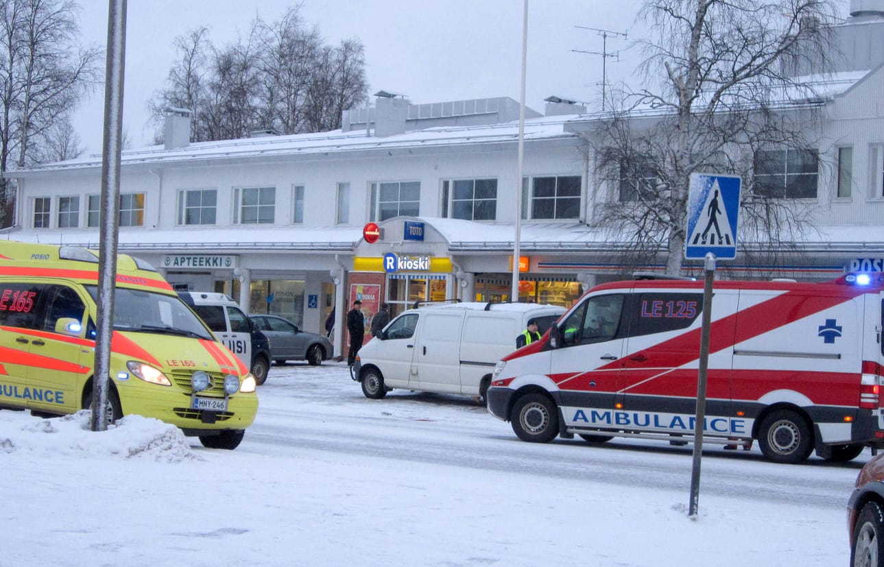Kuusamosta päin ajaneen miehen auto törmäsi vanhukseen Posiontiellä Osuuspankin kohdalla. Paikalle hälytetty ambulanssi kuljetti päänsä katuun lyöneen miehen hoidettavaksi Lapin keskussairaalaan.