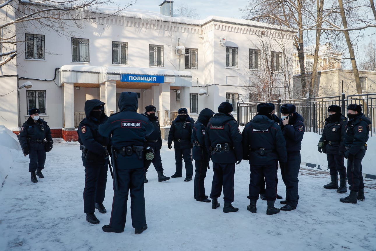Moskovan ulkopuolella Himkissä poliisit partioivat pihamaalla, kun maailman tarkoin seuraama poliittinen vanki Aleksei Navalnyi oli tuotu rakennukseen.