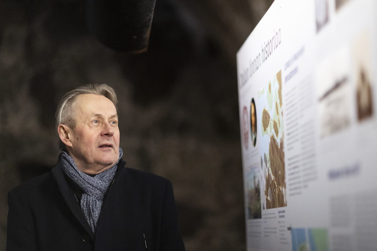 Oulun linnan esitetauluista selviää tiiviisti linnan ja Oulun historiaa. Sarjakuvataiteilija Ilpo Koskela ja Kalevan toimittaja Erkki Hujanen kävivät tutkimassa linnaa.