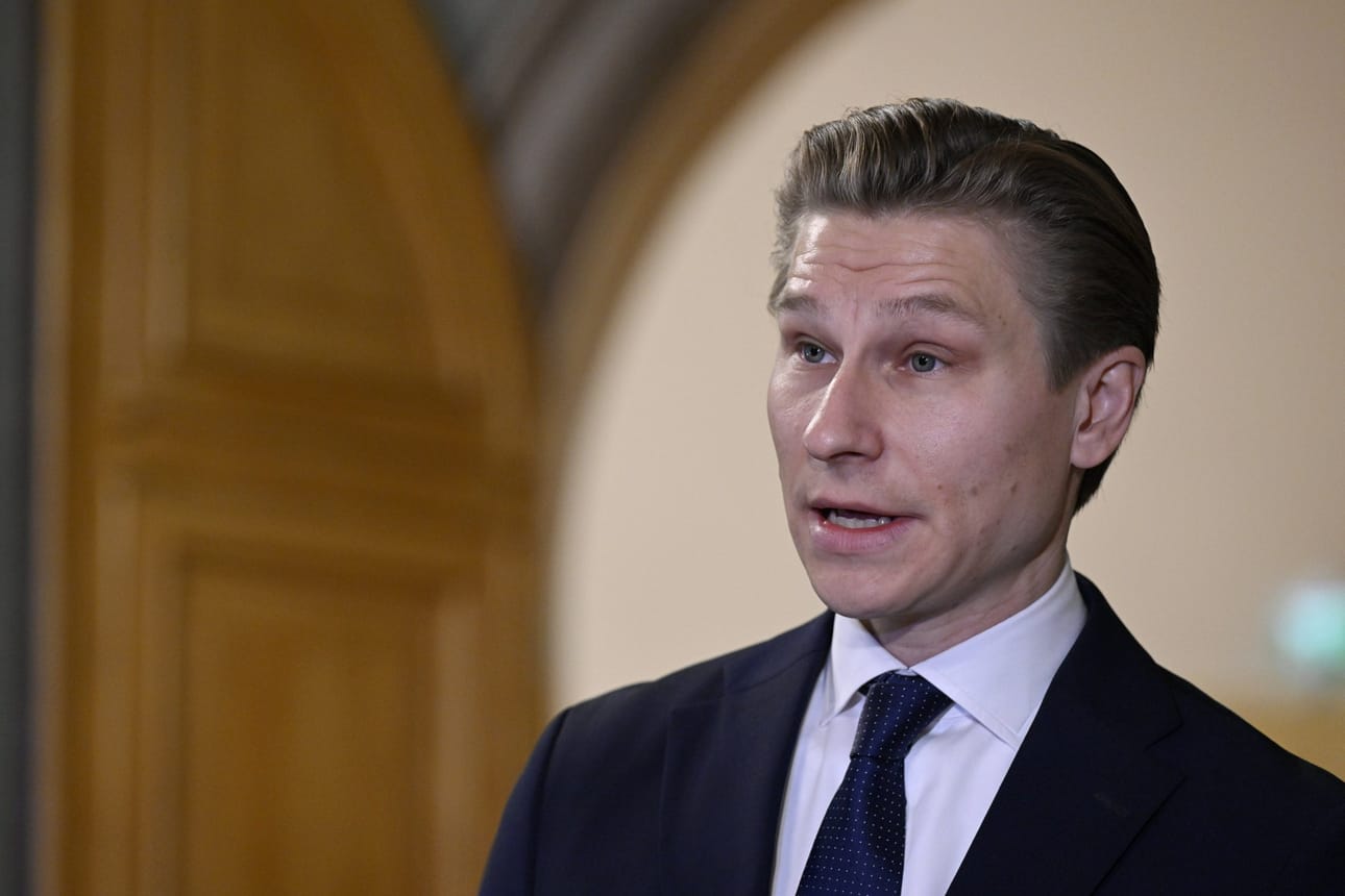 Puolustusministeri Antti Häkkänen näkee, että Suomessa on olemassa olevaa osaamista ja teollista pohjaa ammustuotannon ja näiden raaka-aineiden käsittelyyn LEHTIKUVA / MARKKU ULANDER
