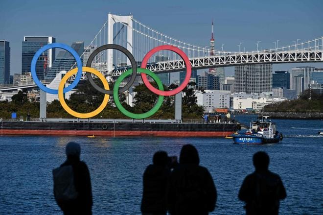 Tokiossa valmistaudutaan kuumeisesti kesäolympialaisiin, mutta kansalaismielipide on ollut olympiavastainen. Kansainväliset uutistoimistot kertoivat hiljattain kyselystä, jonka mukaan kuusi kymmenestä toivoo Japanissa olympialaisten perumista tai siirtämistä. KUVA: CHARLY TRIBALLEAU/LEHTIKUVA