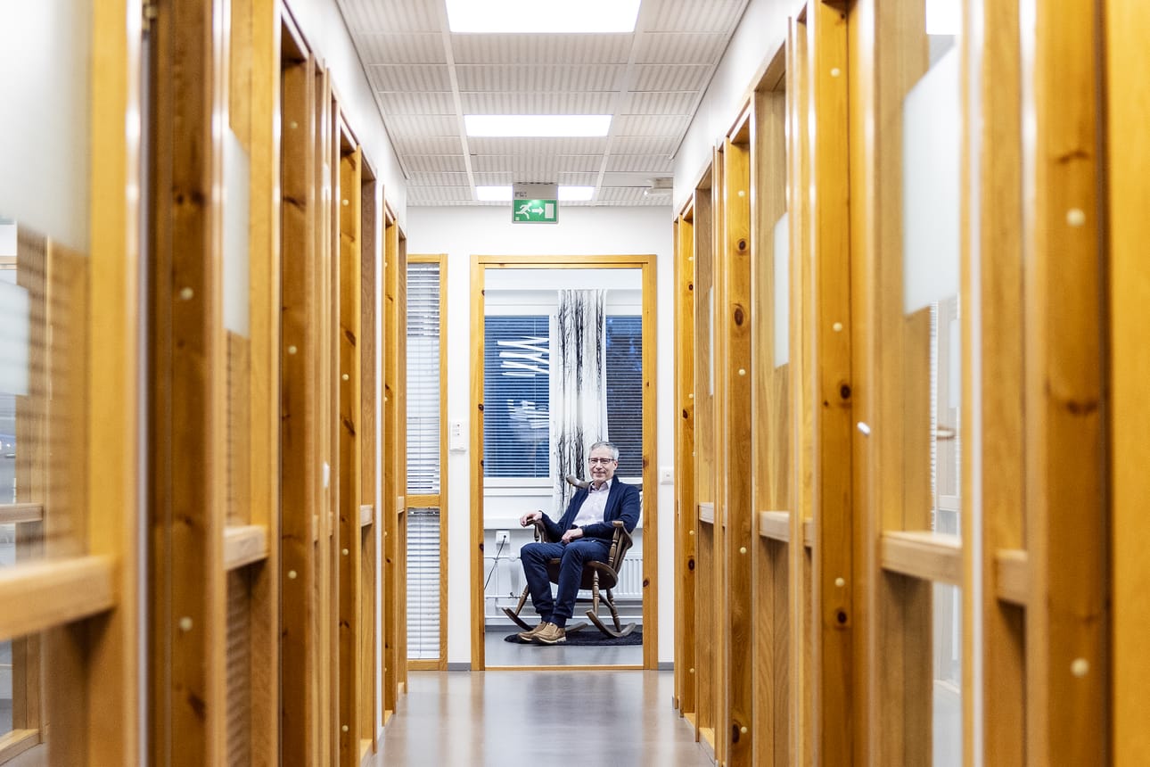 Suomen rauhanyhdistysten keskusyhdistyksen pääsihteeri Arto Tölli istuu keinutuolissa puhumassa pitkiä puheluita.