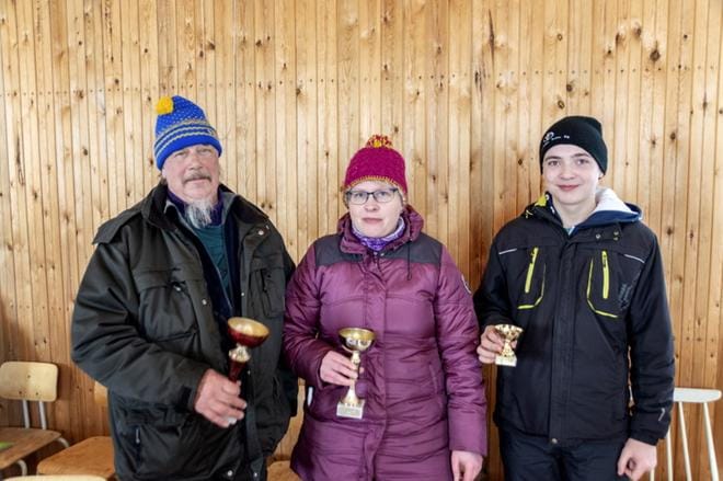 Vehu-pilkin miesten sarjan voittaja oli Seppo Laine. Hän myös saalisti isoimman kalan. Naisten sarjan voiton vei Elina Leppä ja lasten sarjassa parhaiten kaloja sai Toivo Hauta-aho. KUVAT: AARRE LÖYTÖMÄKI