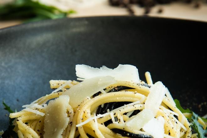 Cacio e pepe on Italiassa suosittu lounaspasta. Vastarouhittu mustapippuri muodostaa yhdessä oliiviöljyn ja pecorinojuuston kanssa vastustamattoman makuyhdistelmän.