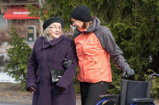 Sirkka Kallioniemi ja fysioterapeutti Mari Levonen nauttivat mahdollisuudesta nauttia ulkoilusta porukalla. KUVAT: JESSICA RISTIMÄKI