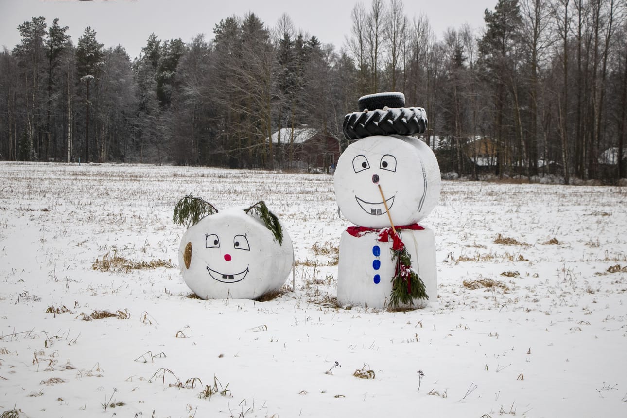 Veikeät lumiukko ja poro tervehtivät kulkijoita Lumijoentien varrella, lähellä Puhdistamontietä. Heinäpaaleista tehdyissä taideteoksissa on käytetty kekseliäisyyttä.