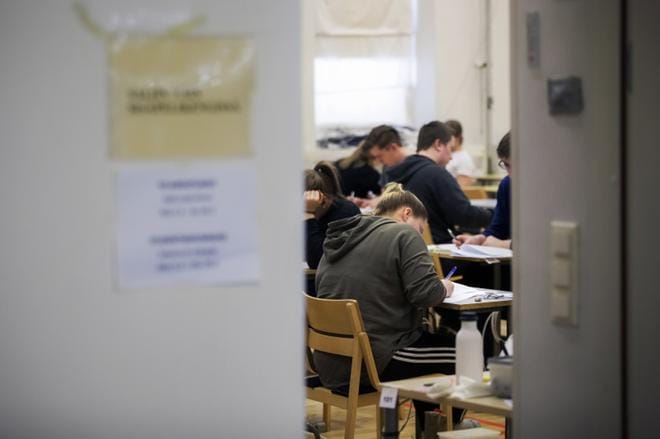 Etelä-Pohjanmaan sairaanhoitopiirin alueellinen Nyrkki kannustaa nuoria ottamaan ahkerasti koronarokotuksia. Ennen koulujen aloittamista otetuilla rokotteilla turvataan muun muassa syksyn ylioppilaskirjoitusten sujuminen mutkitta. Arkistokuva: Jarno Pellinen
