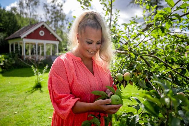 Tangokuningatar Johanna Pakonen toivoo, että musiikkiuran luoma julkisuus olisi eduksi myös puutarha-alalla. Kuva: Elena Mikkilä