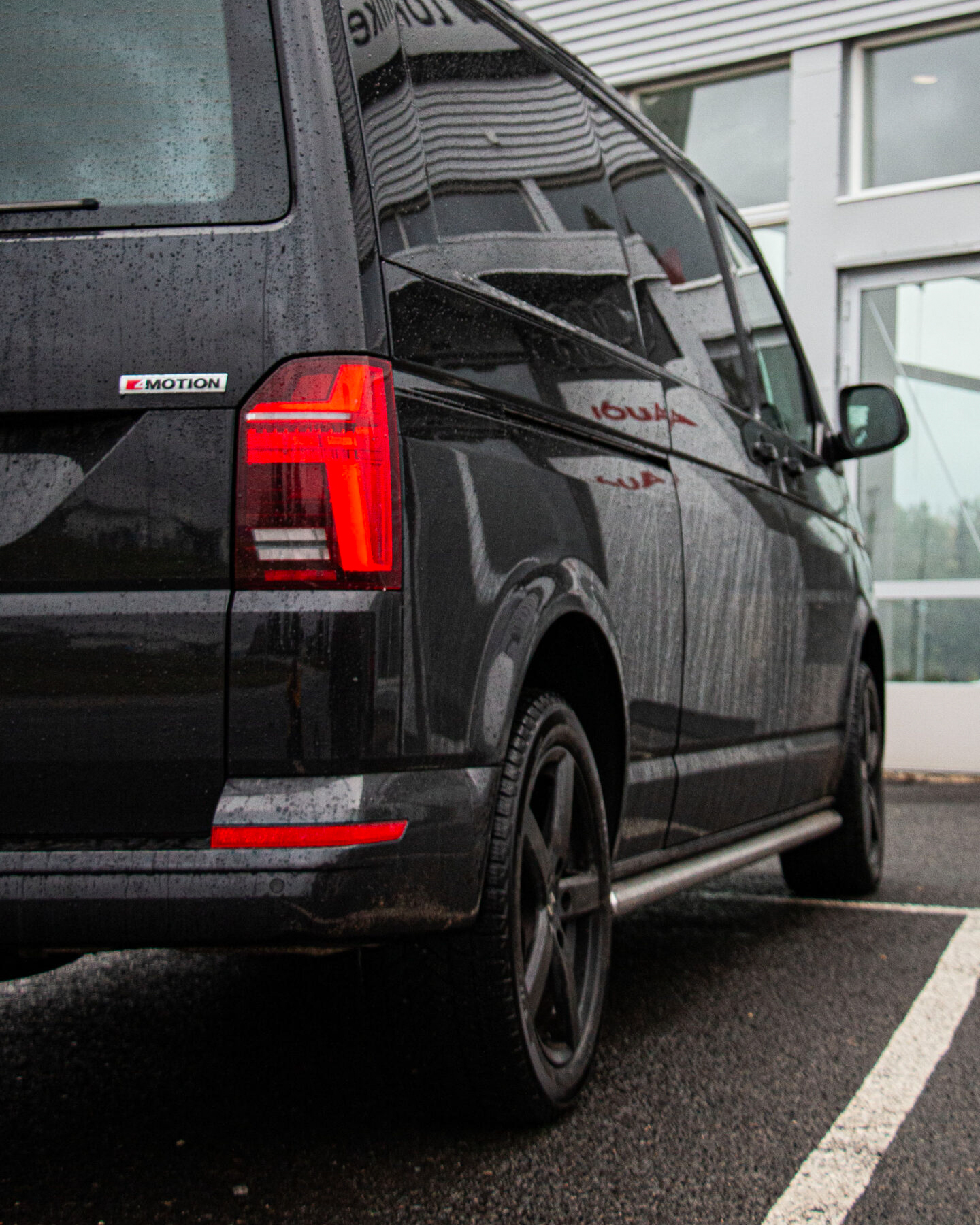 Max löysi Volkswagen Transporterin viime vuoden heinäkuussa Pörhön vaihtoautokeskuksesta: “Pörhön kanssa kaikki on sujunut aina mutkattomasti.”