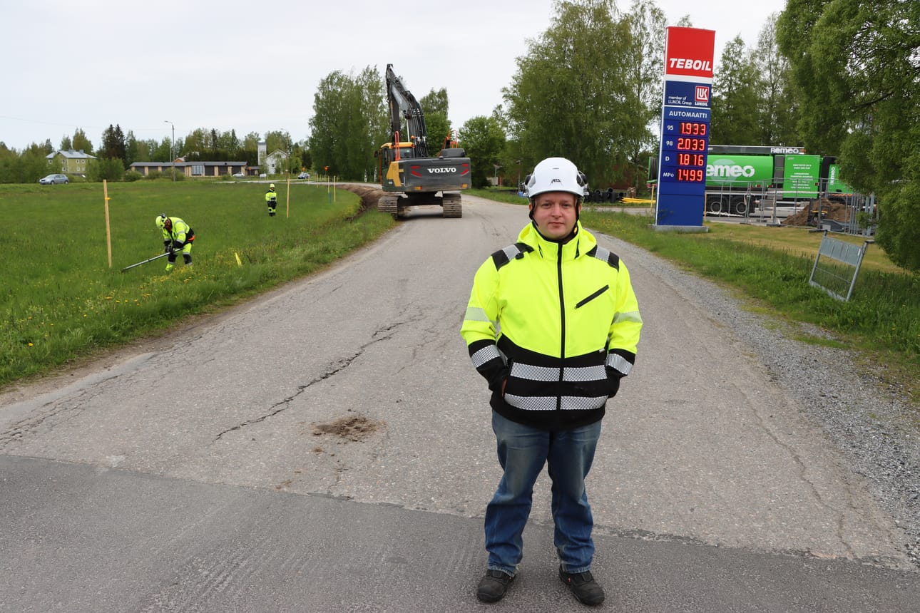 Maanrakennusvastaava Jussi Peltoniemi kertoo jalkakäytävän jatkuvan tien nykyistä oikeaa reunaa ja tien siirtyvän vastaavasti pellon puolelle.