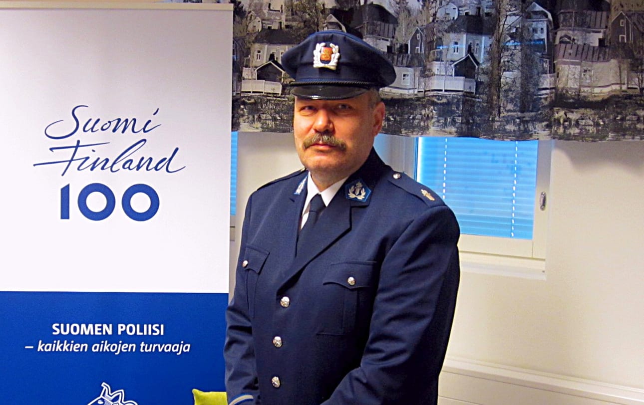 Jari Vilmunen on toiminut yli 30 vuotta poliisina Raahen poliisiaseman toimialueella. Kuva Juho Keskinen