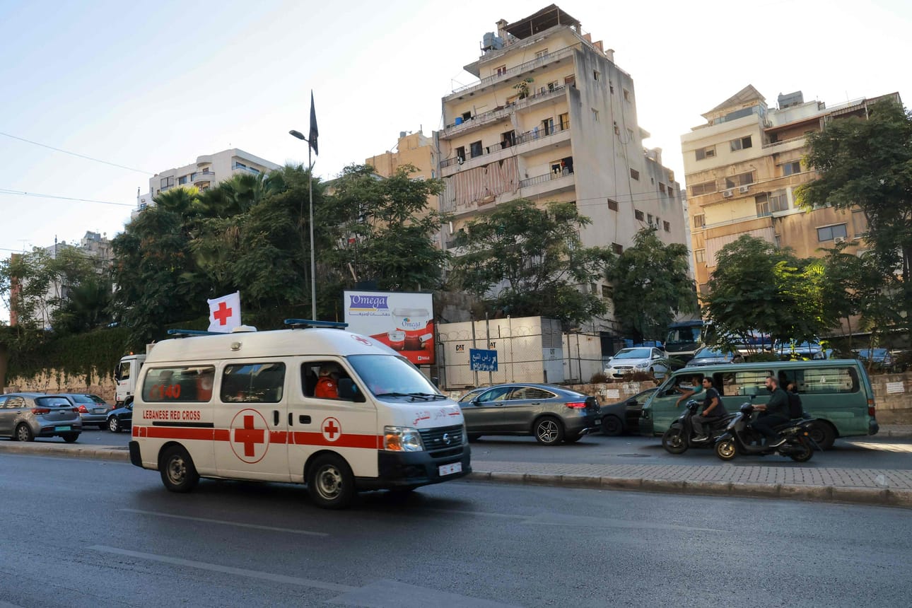 Libanonin Punaisen Ristin ambulanssi kiidätti loukkaantuneita ihmisiä sairaalaan Beirutissa. LEHTIKUVA/AFP