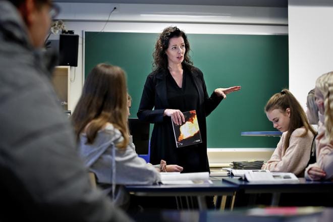 Opettaja Riina Peltolan luokassa Seinäjoen lyseossa opiskellaan uskontoa ja elämänkatsomustietoa. KUVA: TOMI KOSONEN