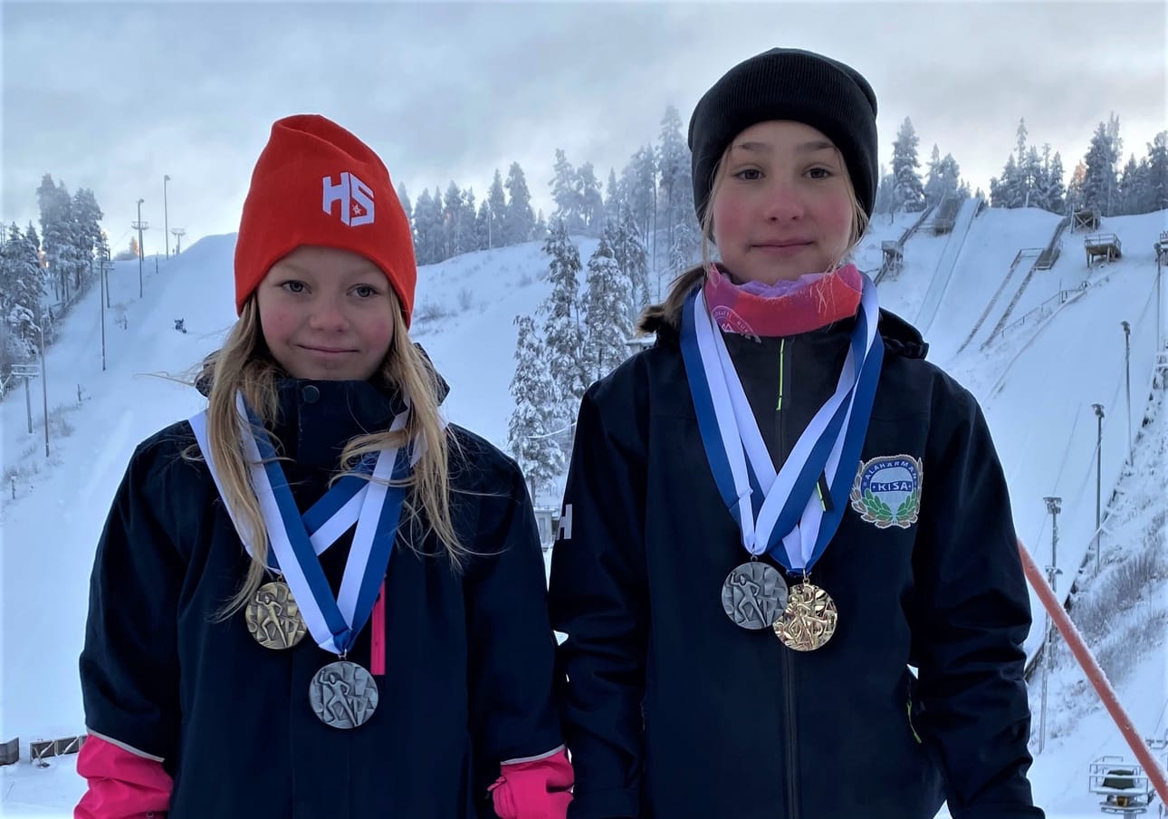 Iida Ylimäki ja Saimi Luoma kilpailevat mäkihypyssä ja yhdistetyssä. Molemmat nappasivat kaksi mitalia viikonvaihteen Hopeasompa-finaaleissa.