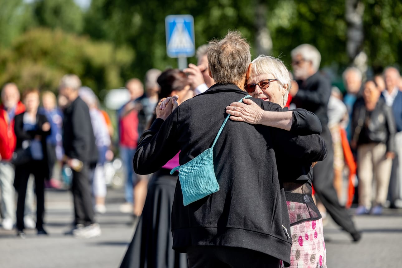 Seinäjoen Tangomarkkinoiden avajaiskulkue veti hyvin väkeä.