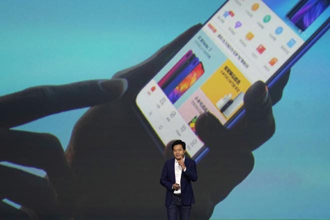 Mobiiliyritys Xiaomin perustaja ja toimitusjohtaja Lei Jun puhui tuotteen julkistuksessa helmikuussa 2019 Pekingissä. Suurvalta Kiina pysyy teknologiakehityksen aallonharjalla monin keinoin, muun muassa tutkimusohjelmilla ja opiskelijavaihdolla ympäri maailmaa. KUVA: WU HONG