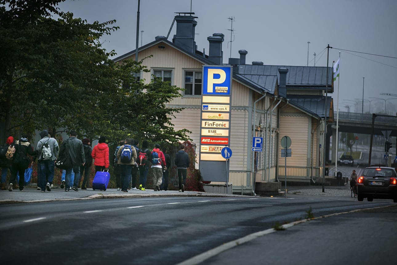 Kuvituskuva. Turvapaikanhakijat kävelivät Vaasan rautatieaseman lähellä viime vuoden syyskuussa. Migrissä on tällä hetkellä virellä 5300 turvapaikkahakemusta, jotka ovat tulleet vireille viime vuonna.