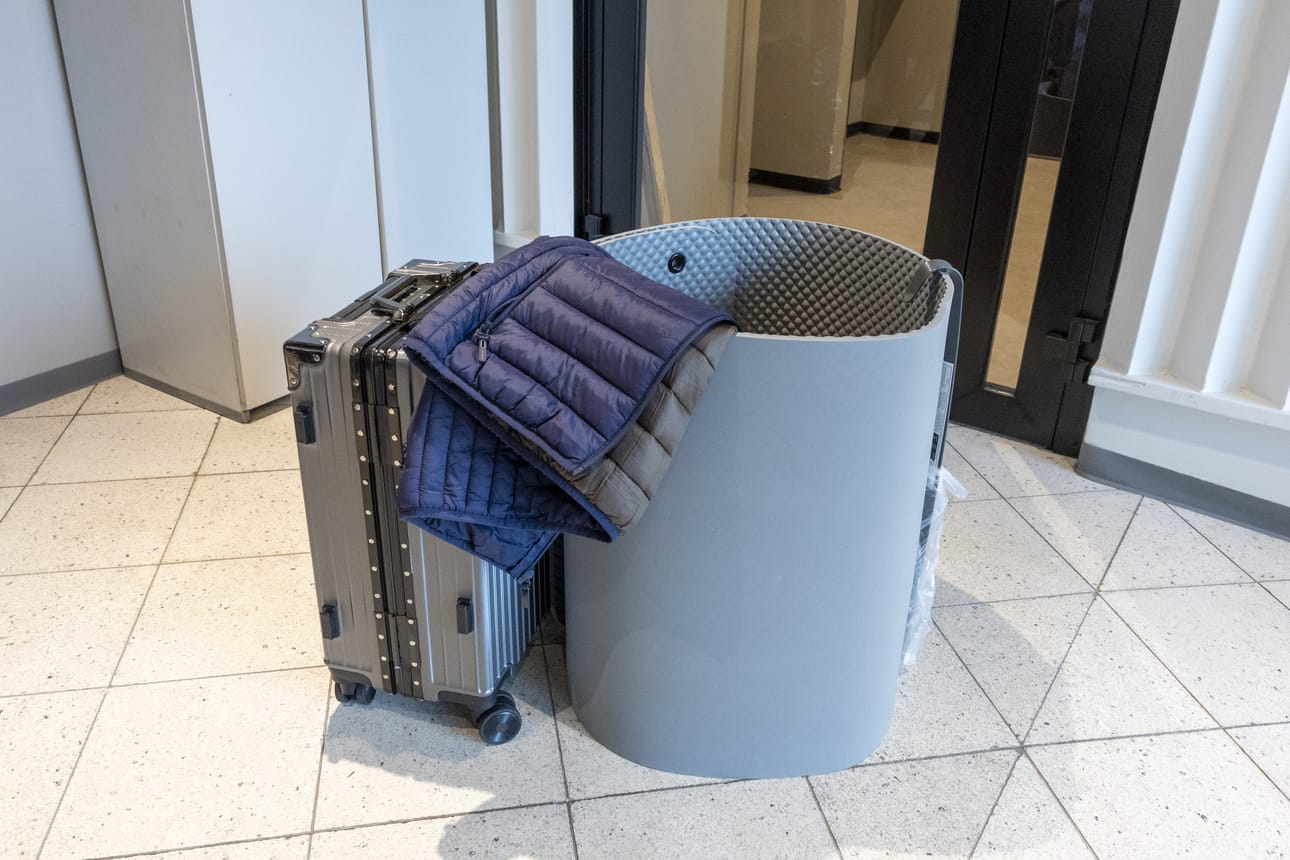 Hotelleihin jäävät löytötavarat voivat olla mitä moninaisimpia tuotteita. Kuvassa matkalaukku, toppatakki ja joogamatto.