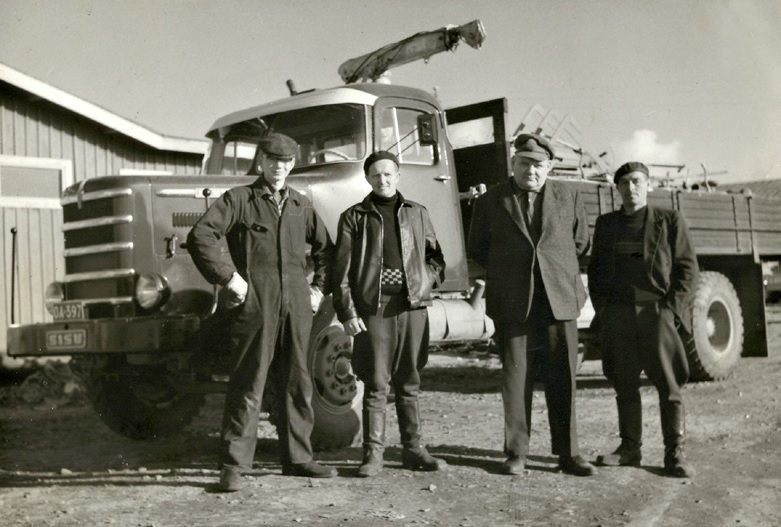 Eino ”Emppu” Niemisen uusi suipponokka-Sisu kiilteli auringossa kesällä 1960. Romuliikkeen miehet vasemmalta Jorma Nieminen, Erkki Kemppainen, Eino Nieminen ja Antti Timonen.