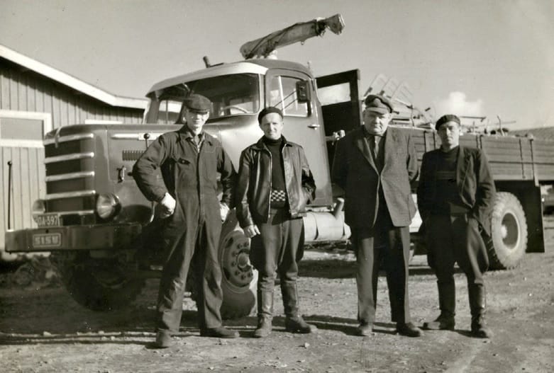 Eino ”Emppu” Niemisen uusi suipponokka-Sisu kiilteli auringossa kesällä 1960. Romuliikkeen miehet vasemmalta Jorma Nieminen, Erkki Kemppainen, Eino Nieminen ja Antti Timonen.