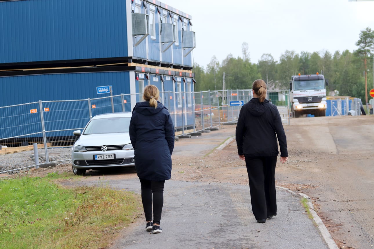 Mari Kälkäjä ja Anni-Inkeri Törmänen ovat löytäneet yhteisen sävelen Pudasjärven päätöksenteossa. Toisiaan tasapainottavan kaksikon mukaan toimiva yhteistyö muiden valtuutettujen ja virkamiesten kanssa on erittäin tärkeää. Yksin tai kaksin näitä hommia ei hoideta, naiset toteavat.