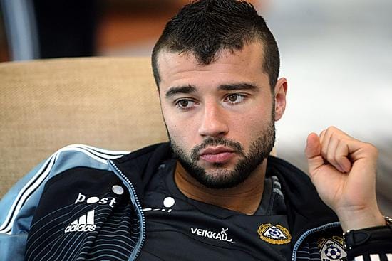Jalkapallomaajoukkueen hyökkääjä Alexei Eremenko junior joutuu jäämään sivuun EM-karsinnan päätöspelistä Portugalia vastaan.