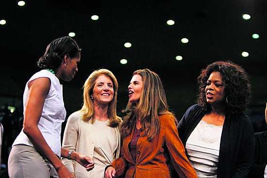 Ex-presidentti John F. Kennedyn tytär Caroline Kennedy (toinen vas.), Kalifornian kuvernööri Arnold Schwarzeneggerin vaimo Maria Shriver ja tv-tähti Oprah Winfrey antoivat kampanjatukea Barack Obamalle. Vasemmalla Obaman vaimo Michelle.