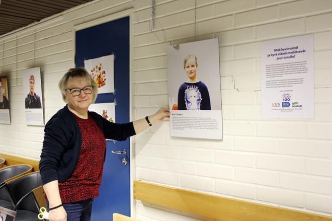 Kehittämissuunnittelija Pirjo Heino asettelee 100 askelta Suomen tulevaisuuteen -hankkeessa esiin nousseista ajatuksista koottua näyttelyä Kauhavalla Kuntayhtymä Kaksineuvoisen hyvinvointikeskukseen.