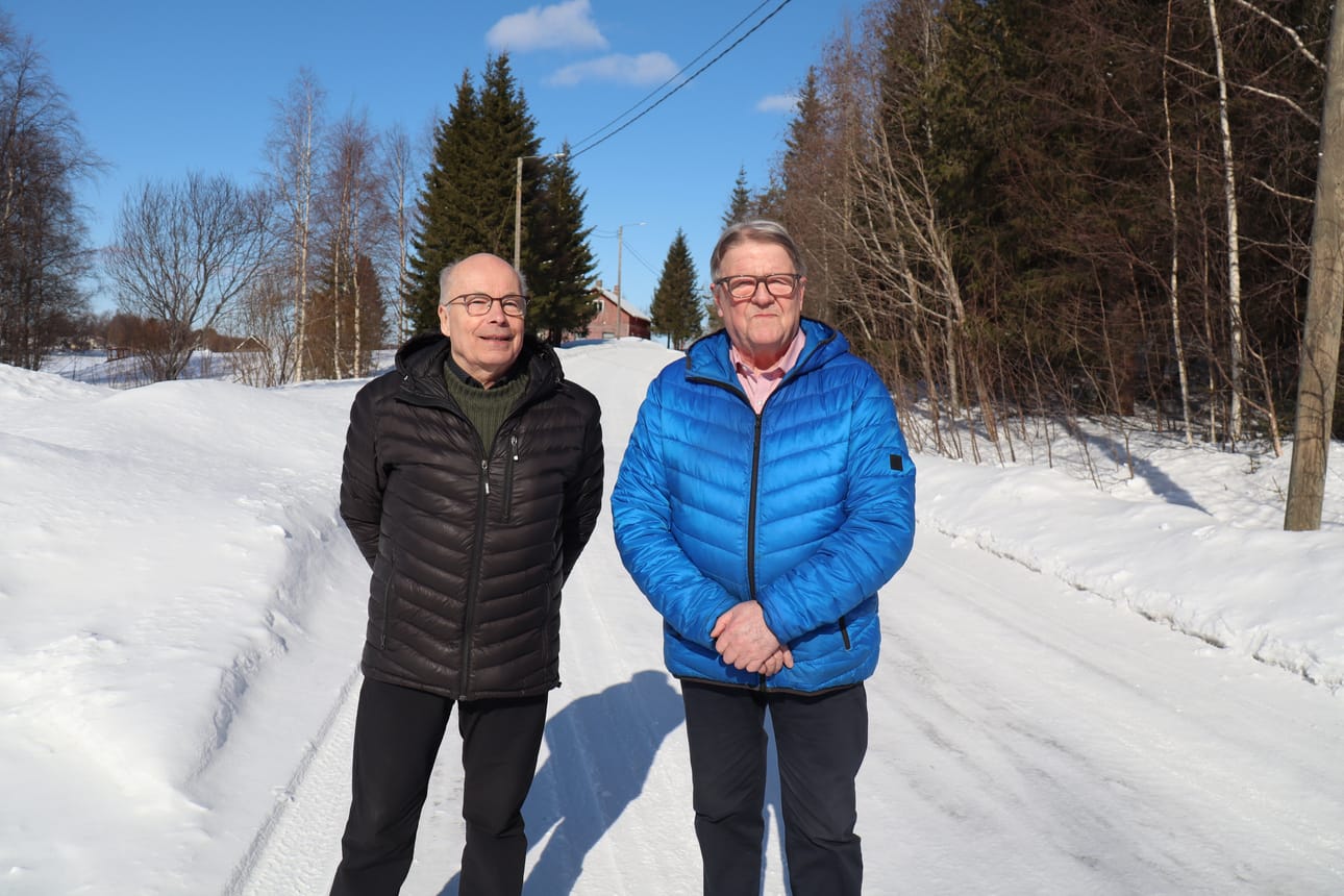 Osakaskuntien puheenjohtajat Risto Esko (vas.) ja Markku Salmi ihailevat keväistä päivää Alaraumolla.