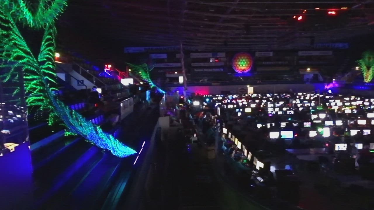 Vectorama-verkkopelitapahtuma Oulun jäähallissa