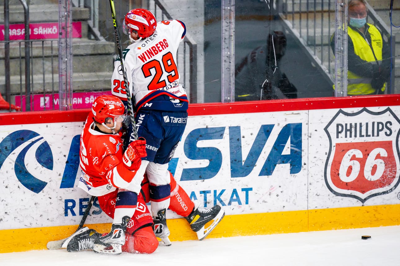 Axel Holmström pysähtyi Tobias Winbergin taklaukseen.