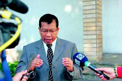 Indonesian pääneuvottelija, oikeusministeri Hamid Awaluddin antaa lausuntoa medialle.