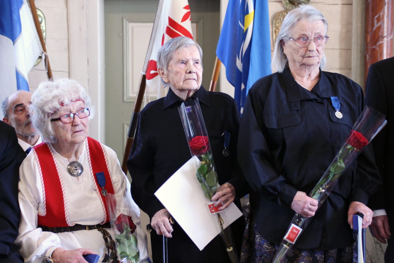 Paavolan kirkossa mitalit rintaansa saivat entiset pikkulotat Lea Törmälä ja Aino Rautio sekä jo 8-vuotiaana karjaa kuljettanut Saimi Myllylä.