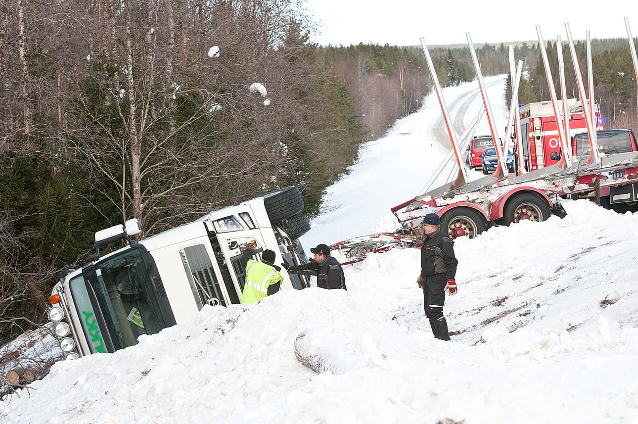 Liikenne oli kahteen otteeseen poikki viitostiellä sattuneen puutavararekan ojaanajon takia. Poliisi selvittää, oliko tietä aurattu liian leveästi ojan puolelle.