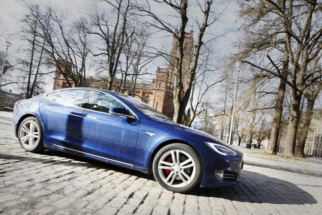 Myyntitilastojen valossa sähköautot eivät kiinnosta eurooppalaisia. Viime vuonna niitä meni EU-alueella kaupaksi 91 000 kappaletta, vain 4 000 enemmän kuin 2015. Tesla Model S:ää (kuvassa) myytiin reilut 12 000 ja Tesla Model X:ää noin 3 700 kappaletta. KUVA: SAMPPA TOIVONEN