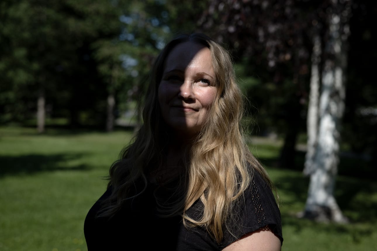 Oululainen Anu Vähäaho on ammatiltaan psykoterapeutti. Esikoiskirja sai alkunsa tarinoista, joita hän kirjoittaa lahjaksi ystävälleen.