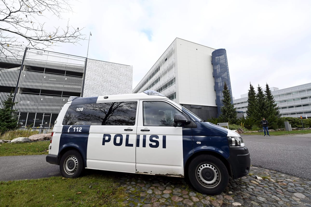 Poliisi valvoi oikeustaloa, kun Itä-Uudenmaan käräjäoikeuteen Vantaalla kohdistui torstaina uhkaus. LEHTIKUVA / Vesa Moilanen