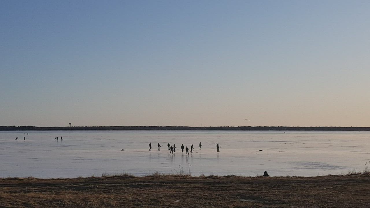 Oululaisilla on meren jäällä iso luistelukenttä