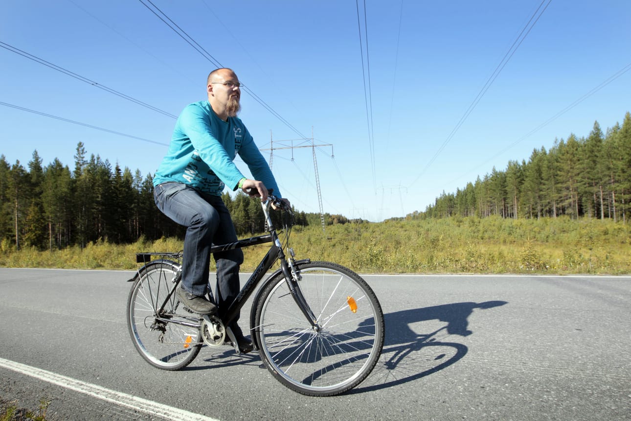 Mikko Sassi on saanut Takalontiellä useamman kerran ikävän tärskyn voimalinjan alta pyöräillessä. Voimalinjat roikkuvat Fingridin mukaan Takalontien kohdalla alimmillaan 12 metrin korkeudessa. Säädösten mukaan johdot saavat roikkua tien kohdalla alimmillaan 8,9 metrissä. Kyseinen voimalinja jatkuu pitkälle Yli-Iihin ja etelän suuntaan Oulun Pikkaralaan.