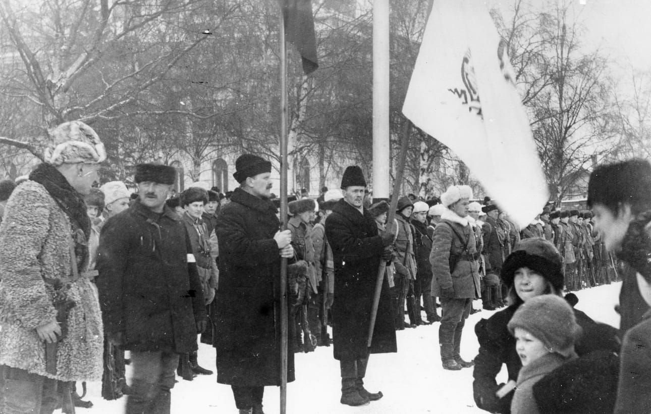 Lapset seurasivat, kun Oulun ensimmäinen rintamakomennuskunta järjestäytyi mennäkseen kirkkoon talvella 1918.
