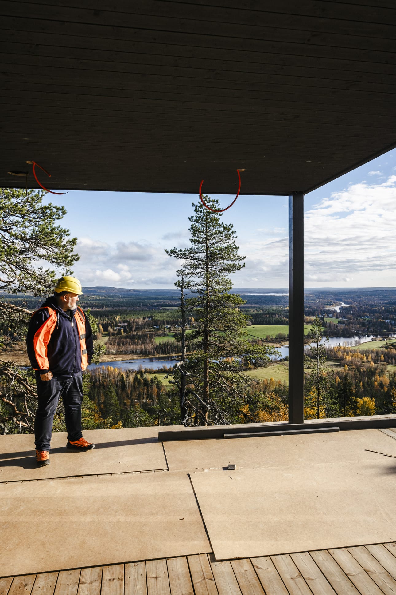 Aavasaksa Lapland oy:n toimitusjohtajana aloittanut Toni Kraatari toimi aiemmin Explore the northin operatiivisena johtajana. Kuva on Kaamos Lodgen rakentamisen aikaan Aavasaksalta.