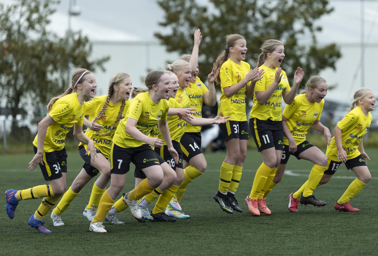 Voi tätä riemua, kun FC Ylivieskan mestaruus ratkesi rangaistuspotkukilpailun jälkeen.
