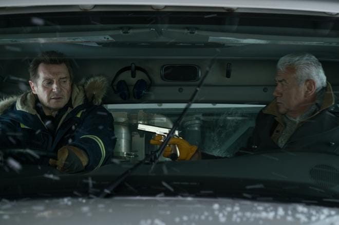 Tom Jackson uhkailee poikansa menetyksestä tappokoneeksi muuttunutta Liam Neesonia elokuvassa Kylmä kosto. KUVA: STUDIOCANAL S.A.S