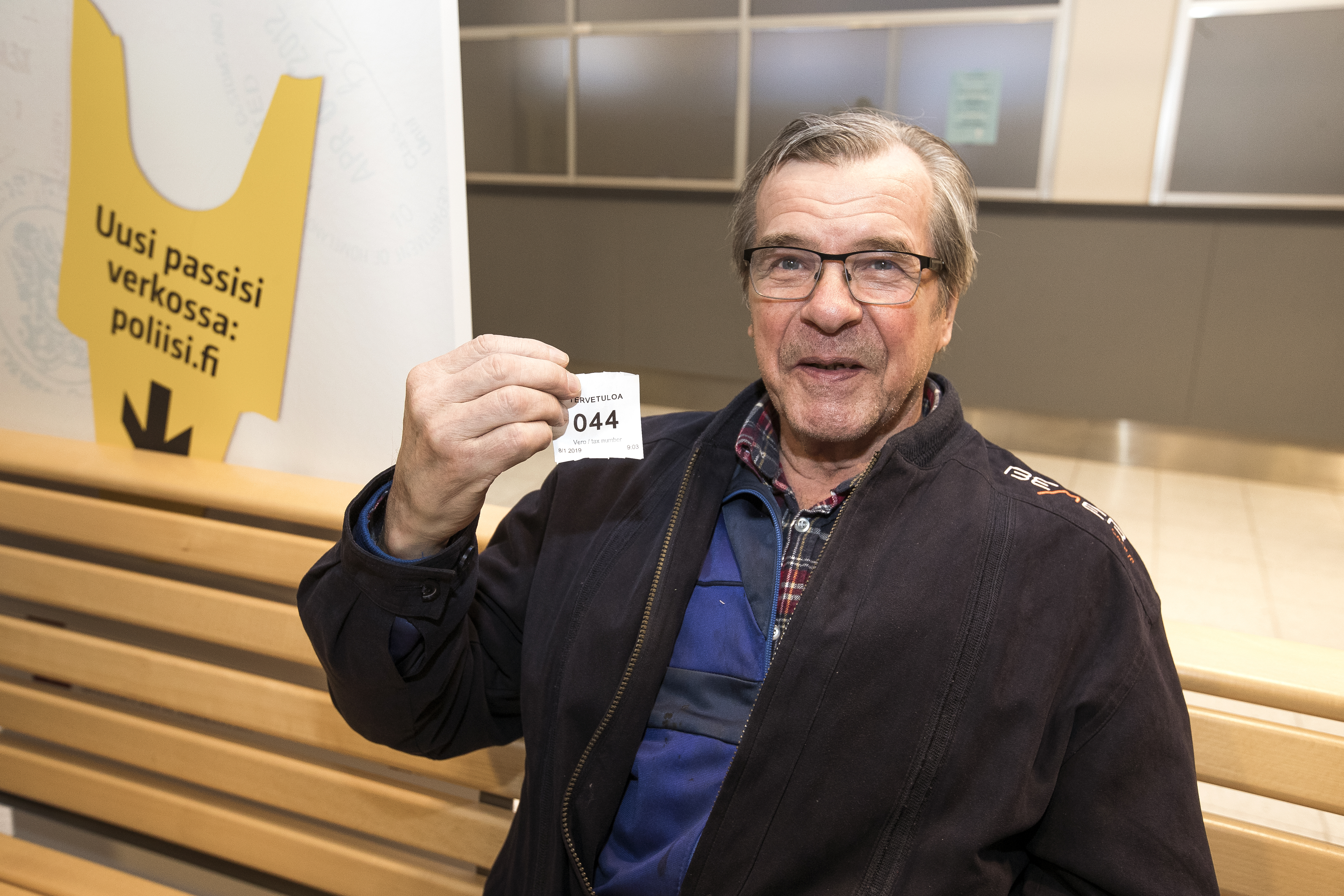 Esa Pyhälä sai ensin vuoronumeron 61, mutta sai sitten jonottamaan tympääntyneeltä numeron 44. Yhdentoista jälkeen hän oli jonottanut jo kaksi tuntia.